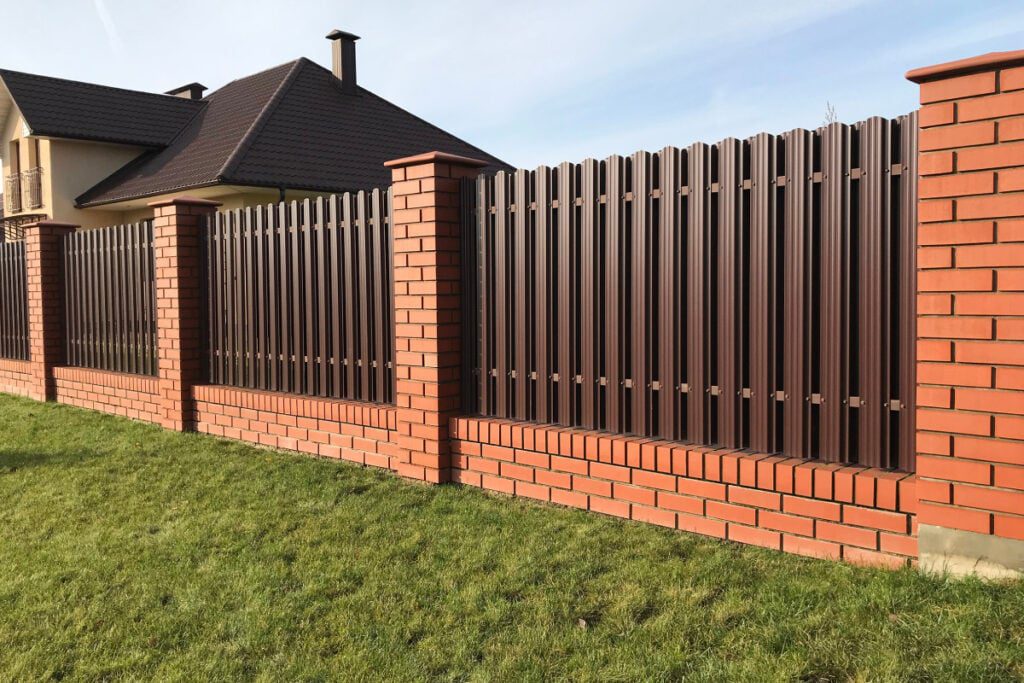 Ogrodzenie metalowe, które przypomina drewniane sztachety