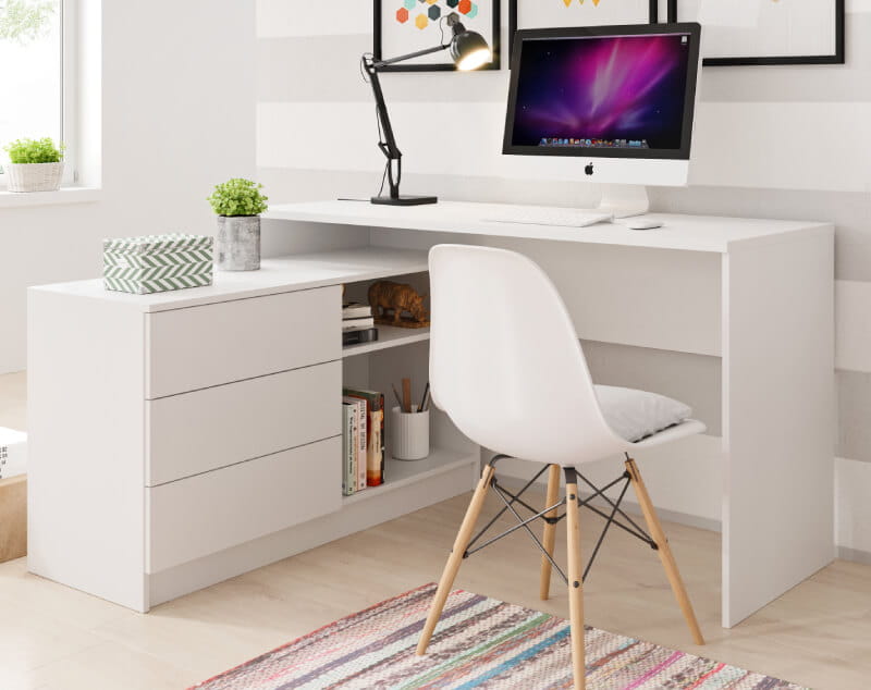 białe biurko narożne z białym krzesłem