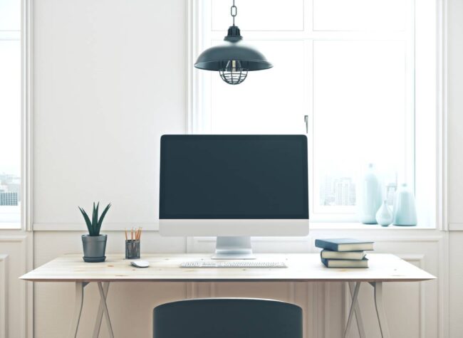 biurko pod oknem_wady i zalety