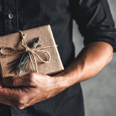 mężczyzna trzymający prezent na dzień chłopaka