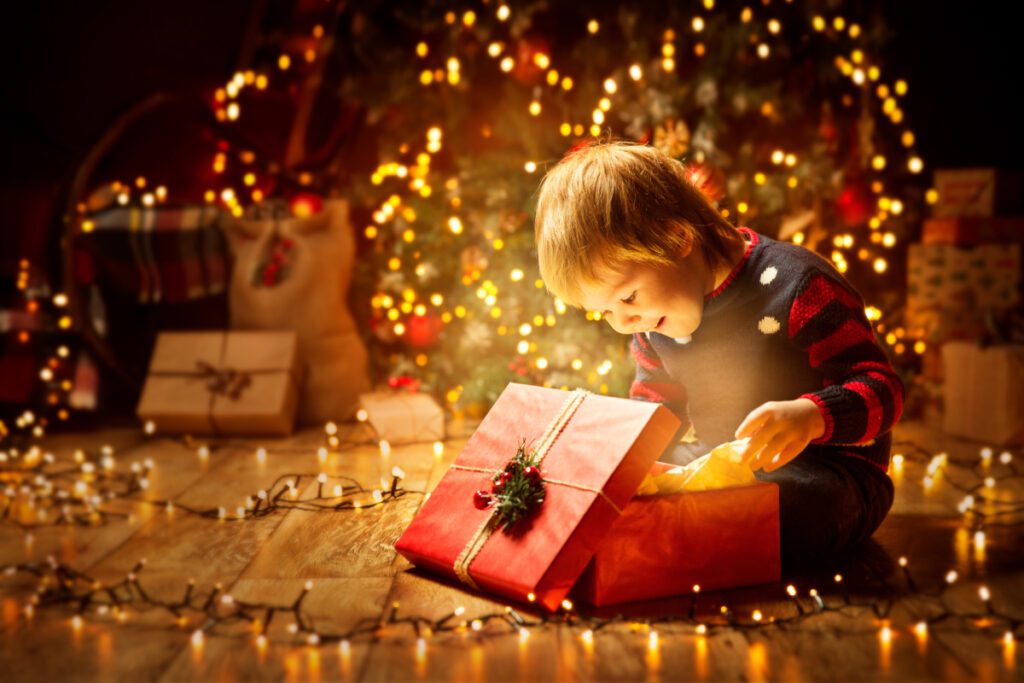 prezent bożonarodzeniowy dla dziecka może sprawić mu ogromną radość