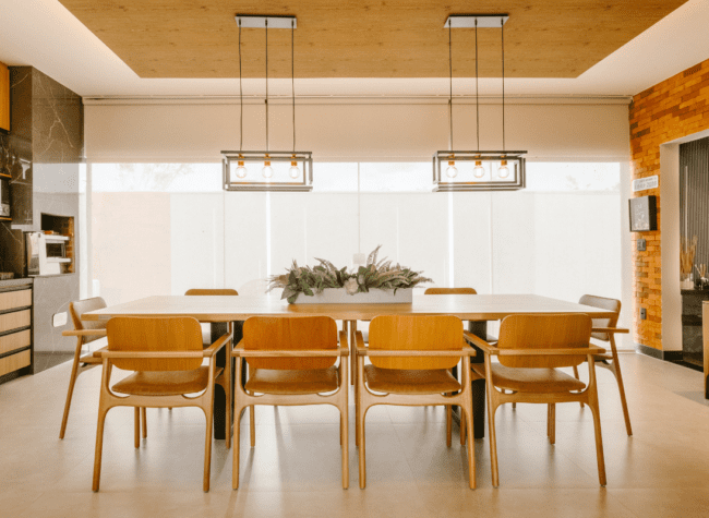 ile miejsca na krzesła przy stole