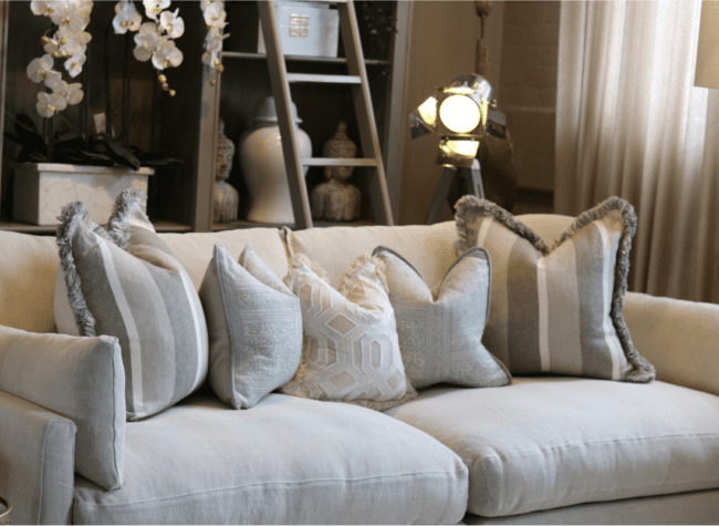 jakie poduszki do szarej kanapy