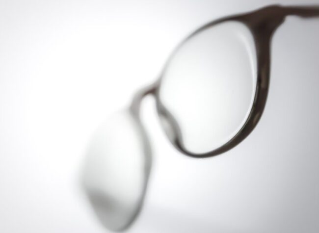 grafika główna tekstu czym czyścić okulary rozmazany widok