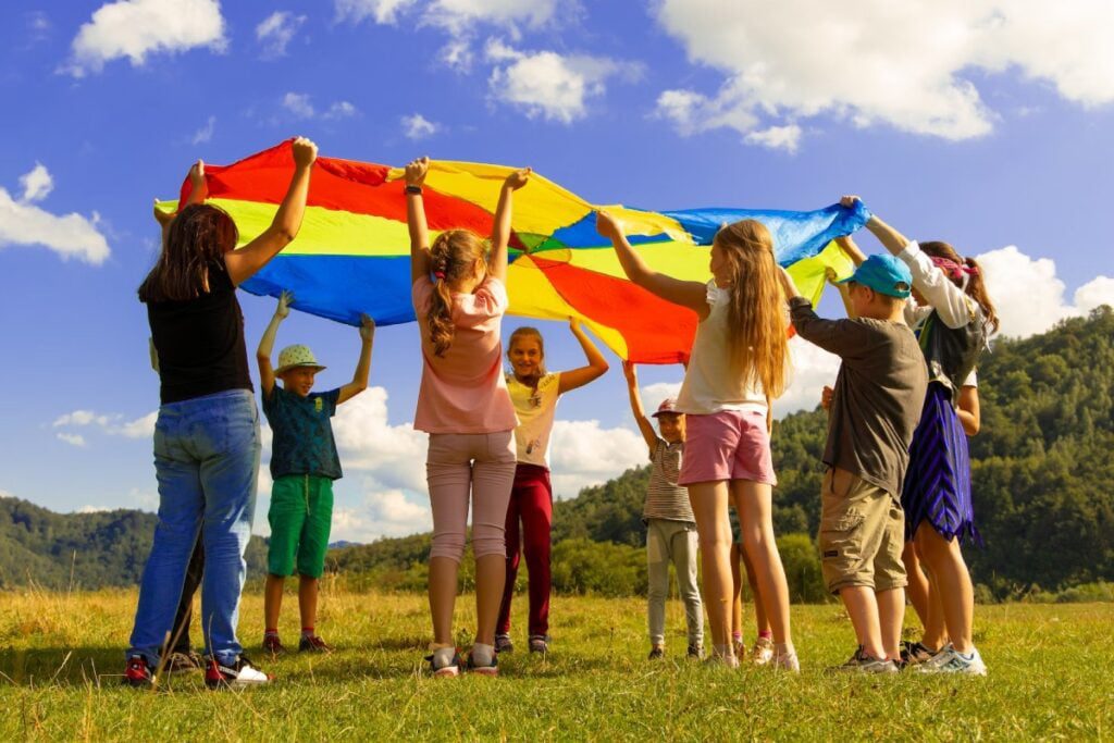 dzieci bawiące się na świeżym powietrzu