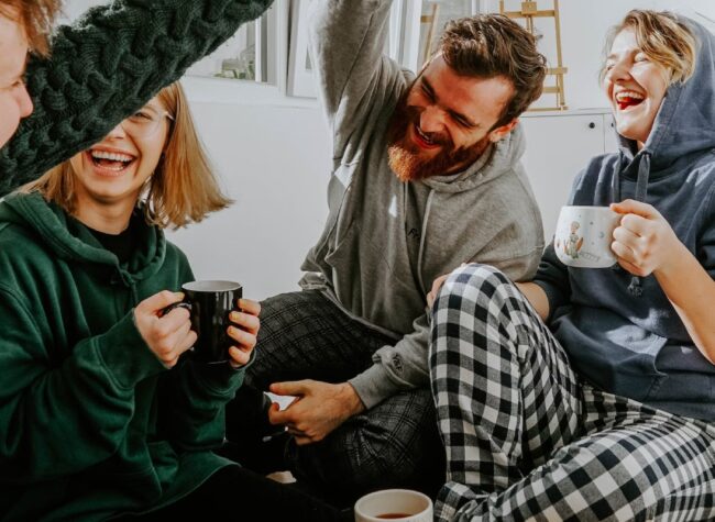 jak się świetnie bawić sposoby na nudę w domu z przyjaciółmi