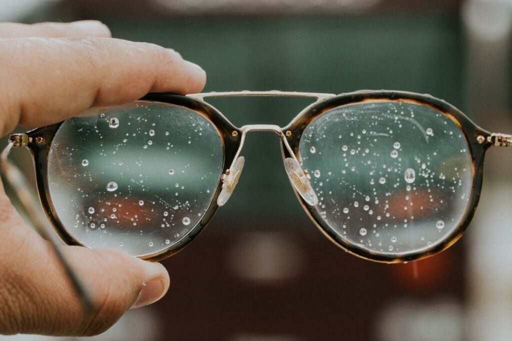 mokre okulary od wody