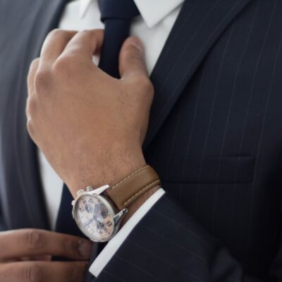 poradnik jak zawiązać krawat przy eleganckiej stylizacji