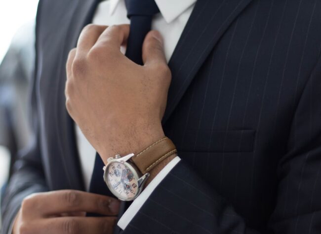 poradnik jak zawiązać krawat przy eleganckiej stylizacji