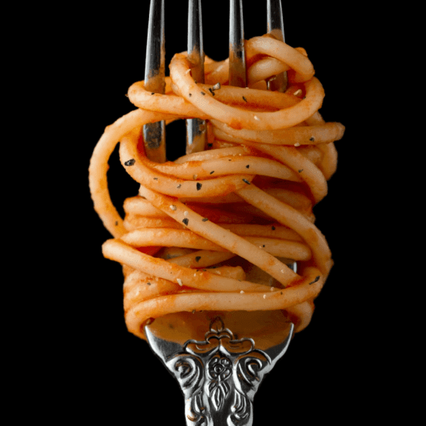 makaron spaghetti na srebrnym widelcu