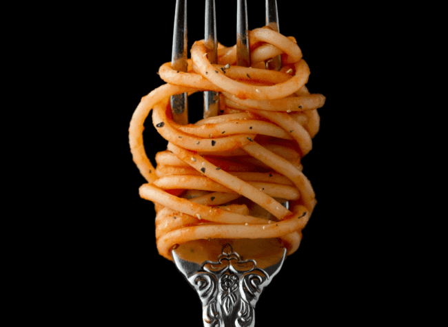 makaron spaghetti na srebrnym widelcu