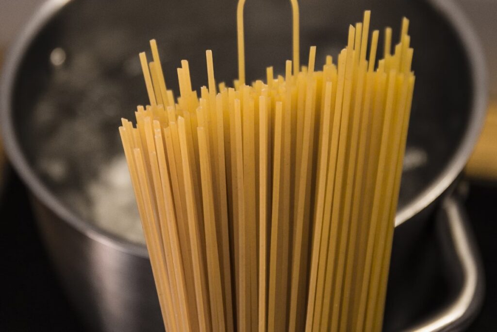 gotowanie makaronu spaghetti w garnku