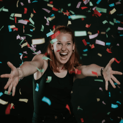 kobieta bawiąca się w sylwestra