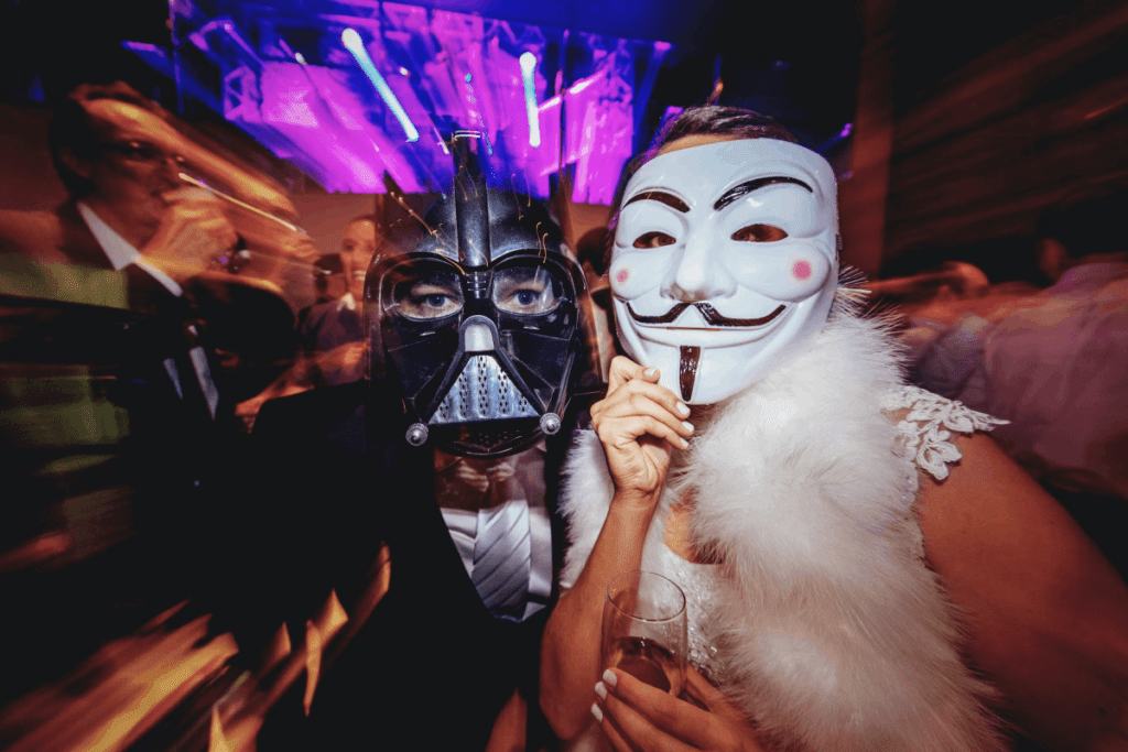 ludzie przebrani na zabawę sylwestrową