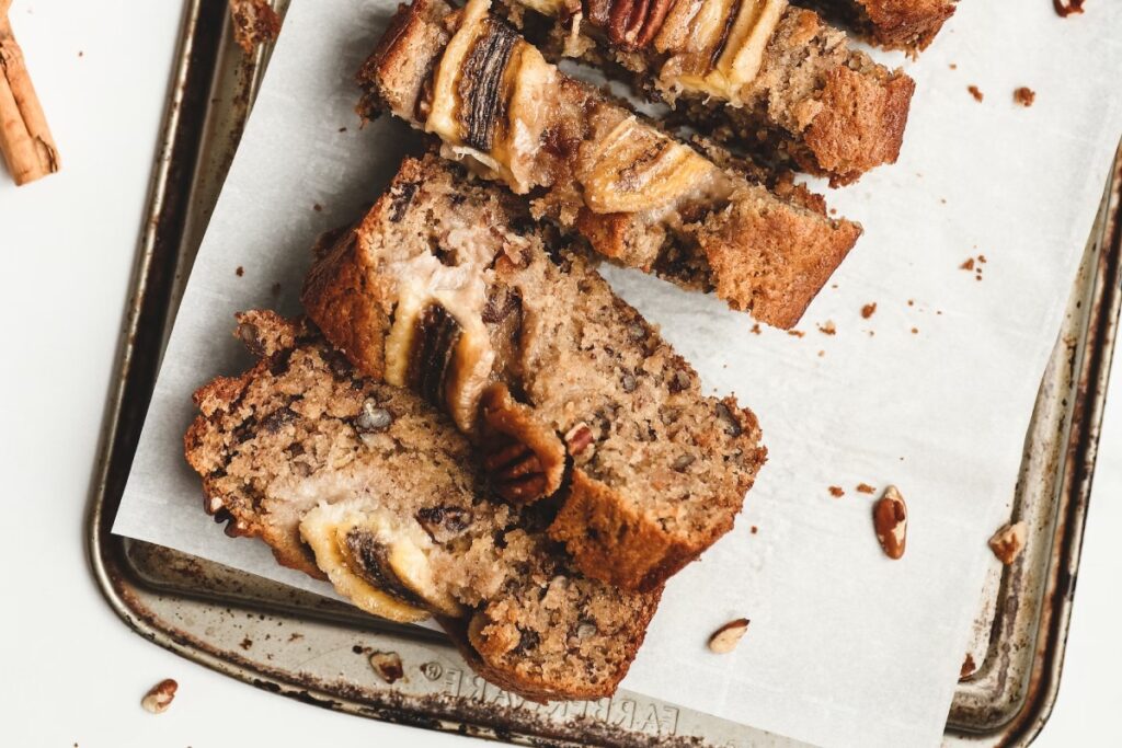 pokrojony chleb bananowy na tacy