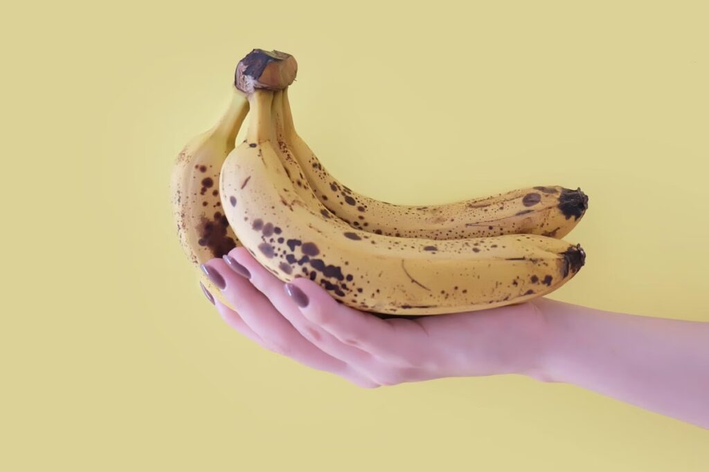 przejrzałe brązowe banany na dłoni