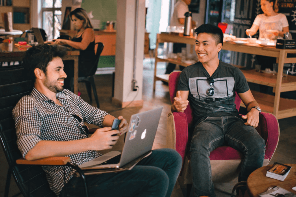 small talk w kawiarni