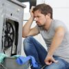 Serwisant podczas diagnostyki usterki urządzenia AGD