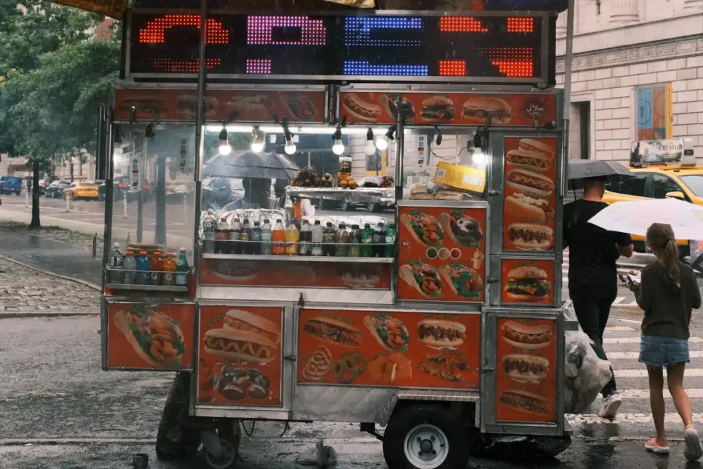 budka z hot dogami w Stanach Zjednoczonych z dużym wyborem