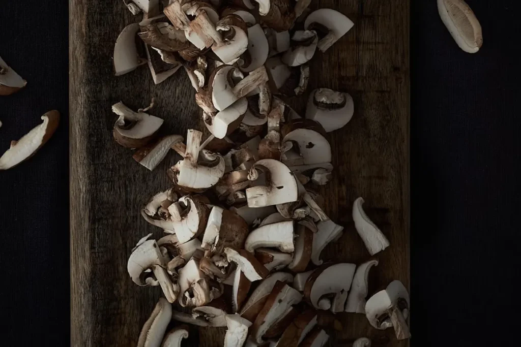 pieczarki na desce do krojenia już pokrojone