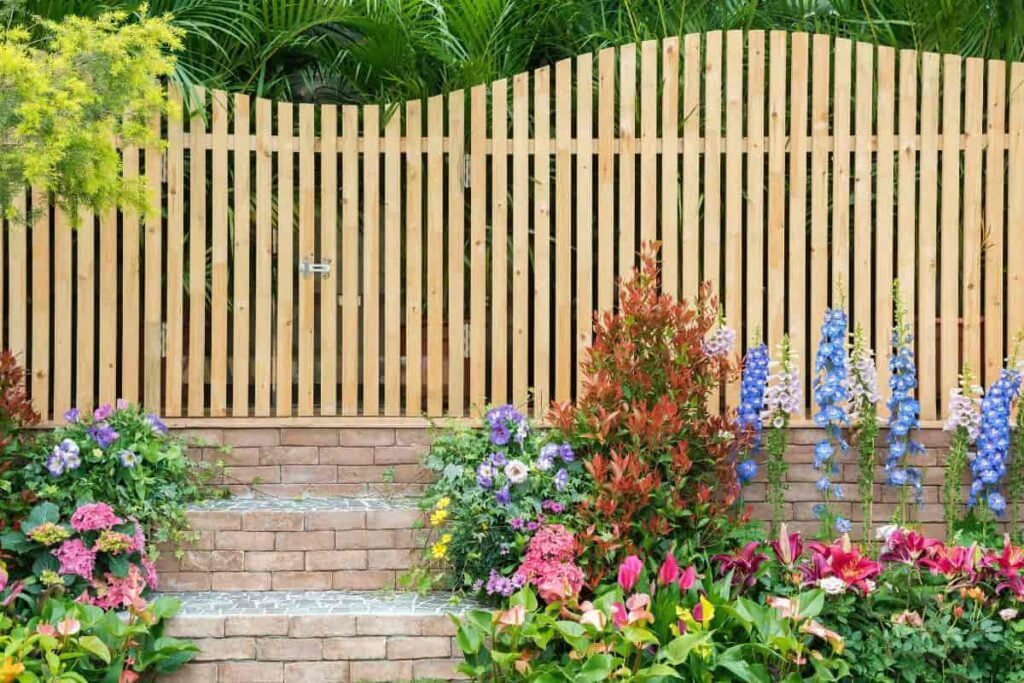 aranżacja ogrodu przy płocie