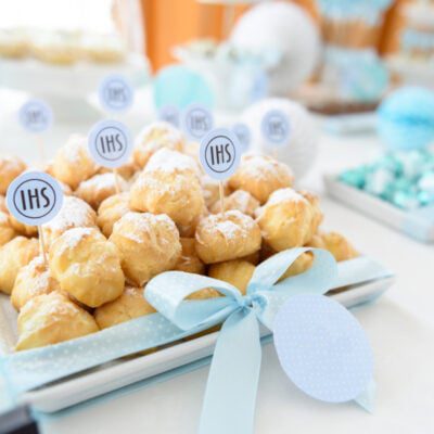 Stół z przystawkami na komunię w domu