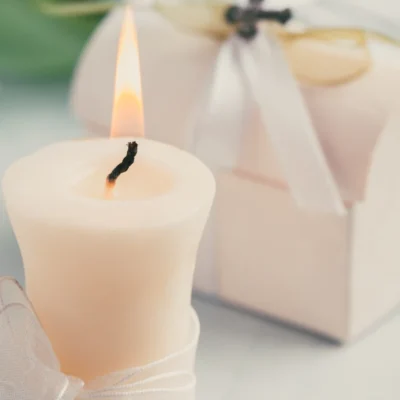 świeca i prezent na stole komunijnym