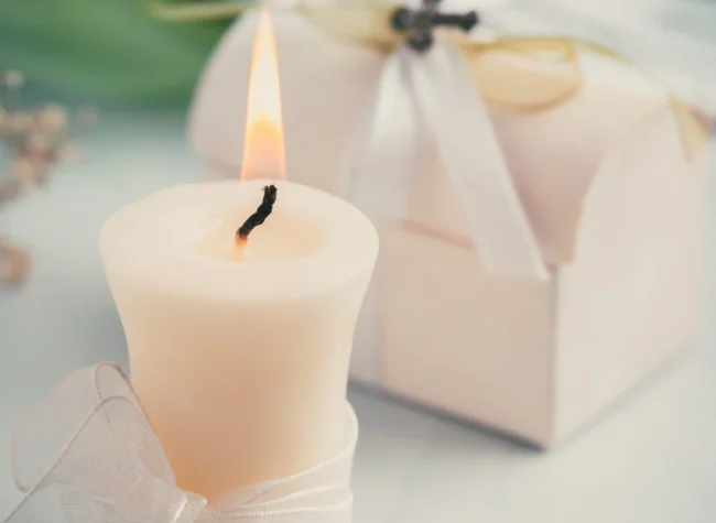 świeca i prezent na stole komunijnym