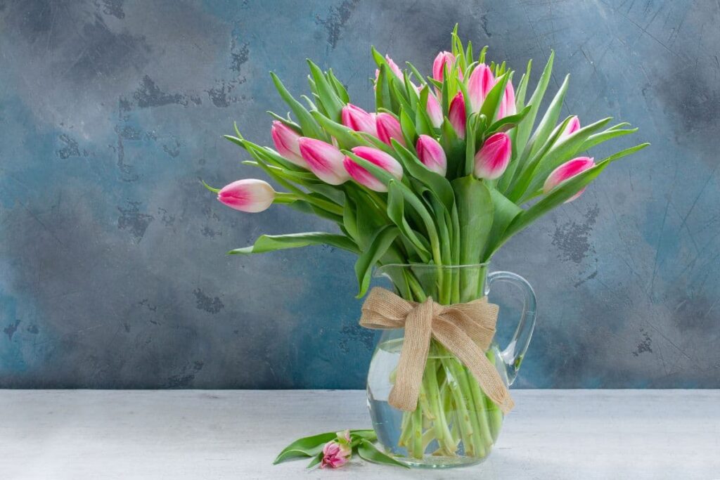 tulipany w wazonie