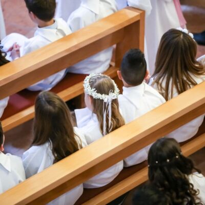 W jakim wieku komunia – małe dzieci podczas uroczystości