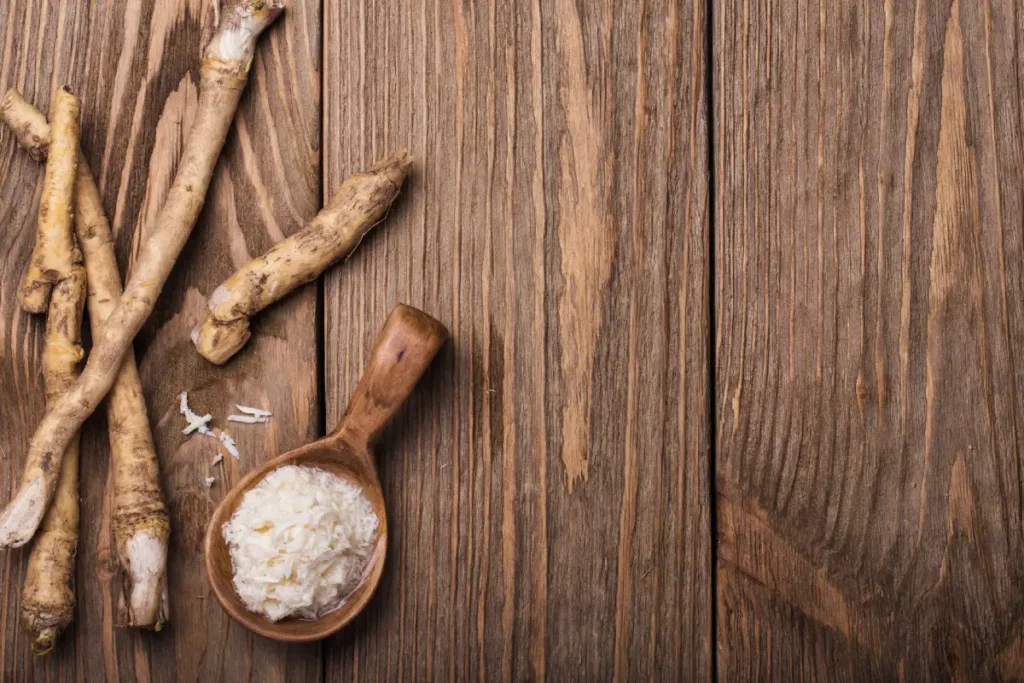 zmielony chrzan na drewnianym stole