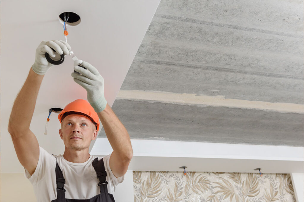 wymiana żarówki przez elektryka