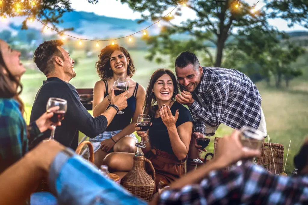 rodzina i znajomi bawiący się w ogrodzie na przyjęciu