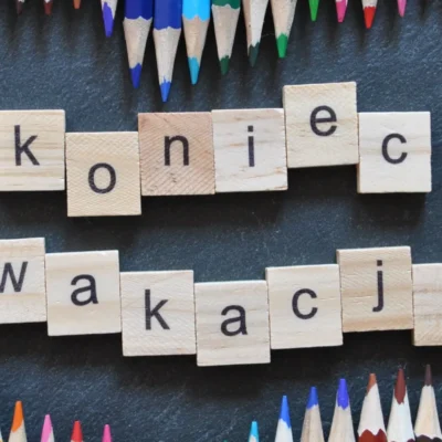 napis kiedy koniec wakacji ułożony z klocków drewnianych