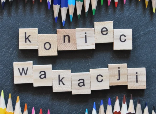 napis kiedy koniec wakacji ułożony z klocków drewnianych