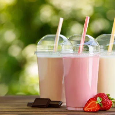 różne rodzaje smaków shake'a czekoladowego truskawkowego oraz bananowego