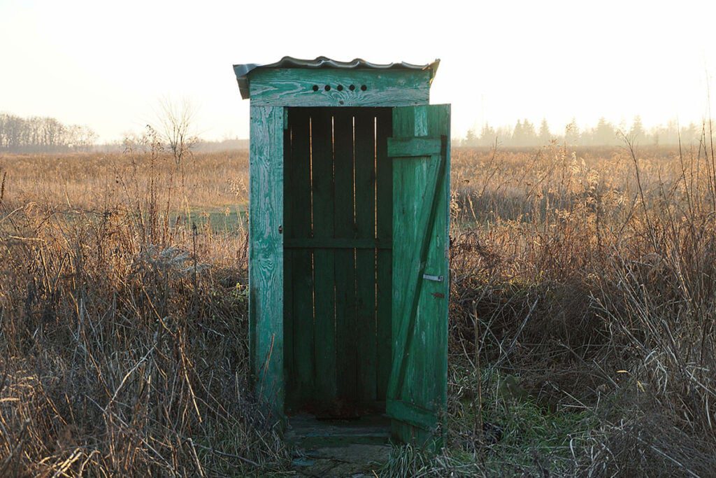 drewniane wc na działkę
