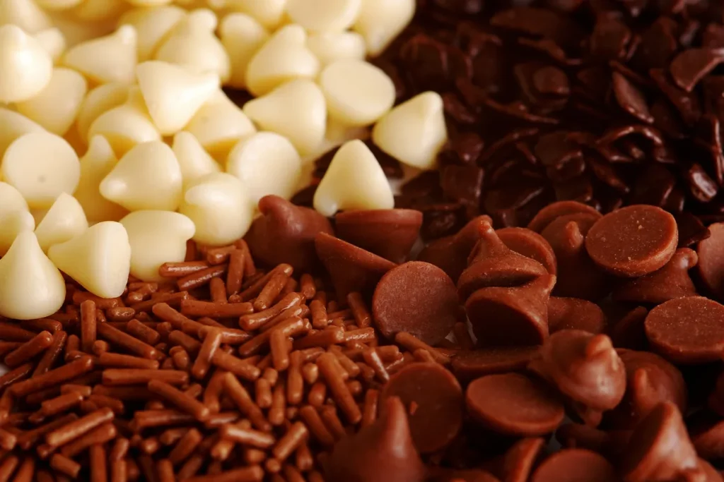 różne kolory i rodzaje mlecznej czekolady