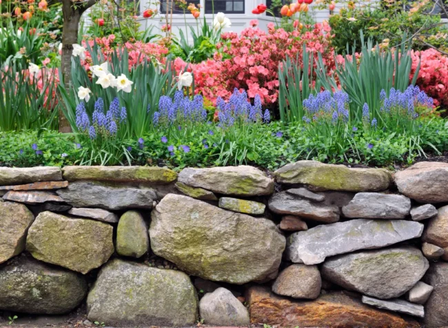 jak wysypać kamienie w ogrodzie