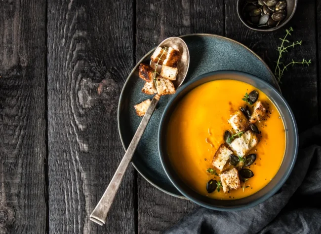 zupa krem z dyni przepis na drewnianym ciemnym stole