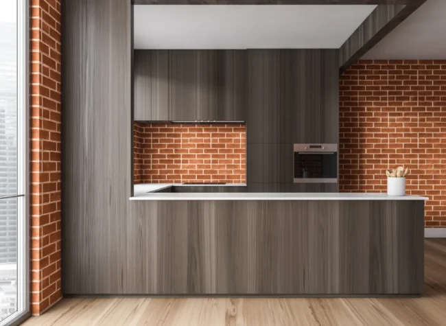 cegła między szafki w kuchni