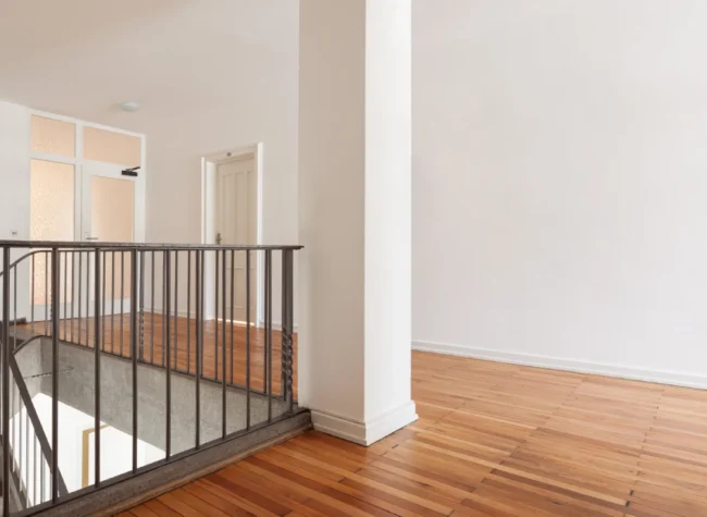 jak pomalować wysoką klatkę schodową