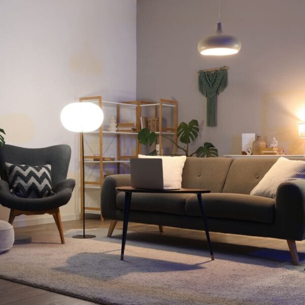 czarna kanapa w salonie