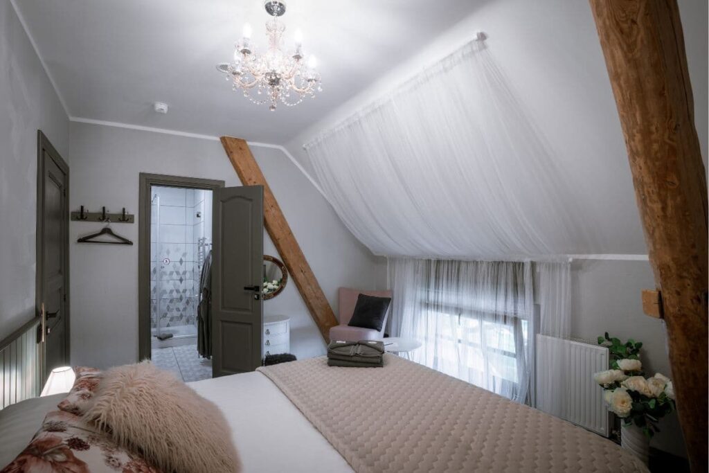 Sypialnia w stylu nowojorskim na małym metrażu na poddaszu