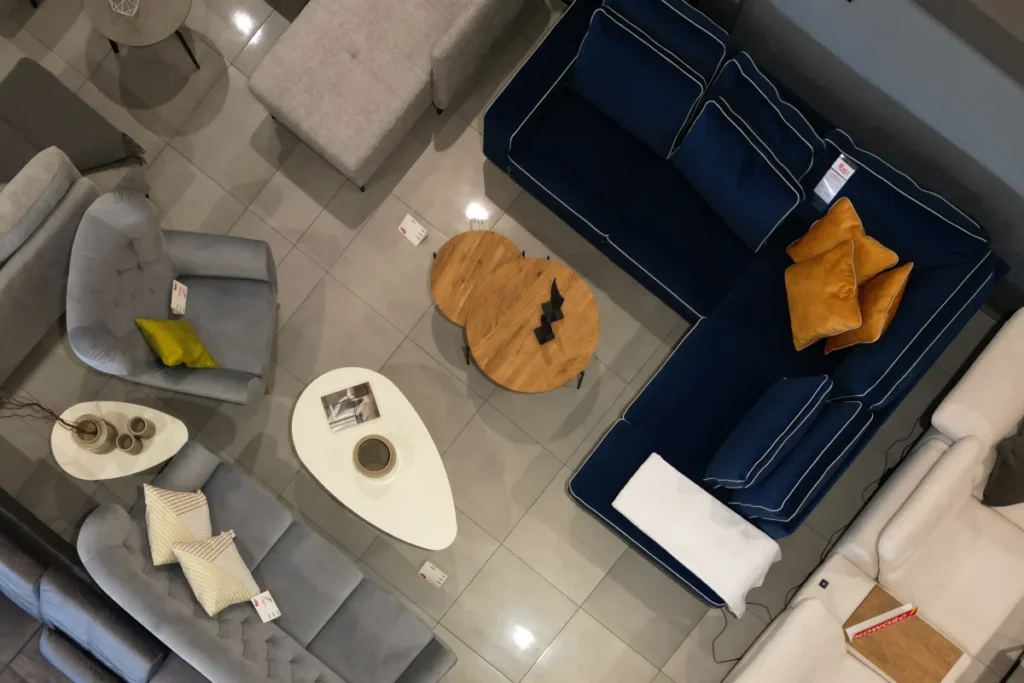 aranżacja dwóch sof w małym salonie z lotu ptaka