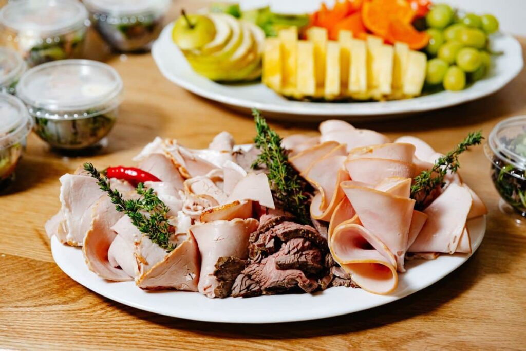 jak układać wędliny na półmisku zdjęcia