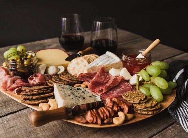 jak układać wędliny na półmisku zdjęcia