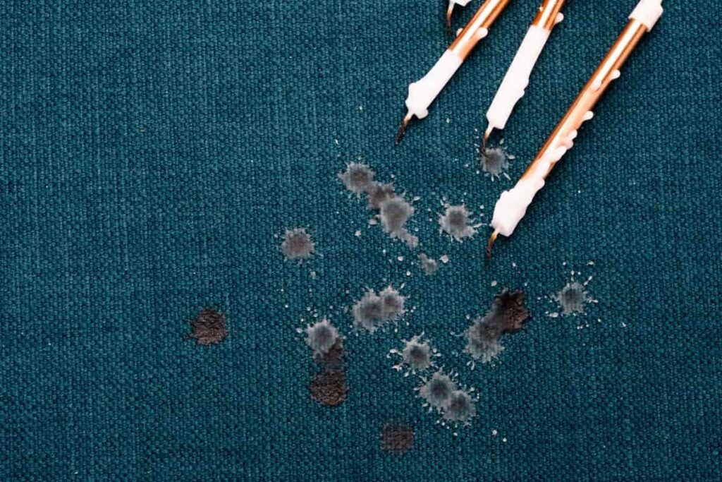 jak usunąć wosk z kanapy