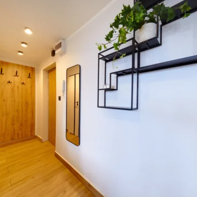 typowy polski przedpokój, ale w nowym mieszkaniu o białego koloru ścianach