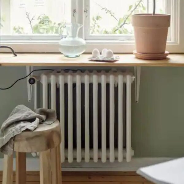 blat pod oknem zamiast biurka